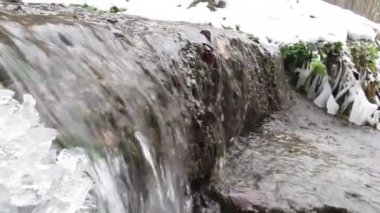 kış zamanında küçük şelale