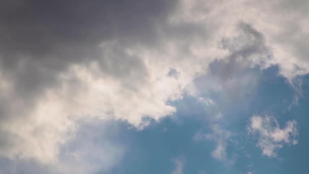 nuages noirs couvrent le ciel bleu 