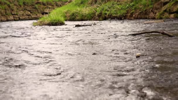 Flussbett Mit Wasser Gefüllt Niedrigstaufnahmestelle — Stockvideo