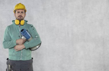 inşaat işçisi elinde bir megafon tutar, conc