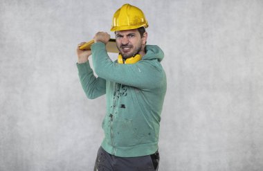 modern yapı yöneticisi elinde bilgisayar tutar, teknoloji