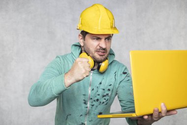 modern yapı yöneticisi elinde bilgisayar tutar, teknoloji