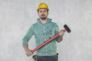 elinde bir çekiç ile inşaat işçisi, constructi kavramı