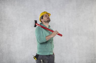 elinde bir çekiç ile inşaat işçisi, constructi kavramı