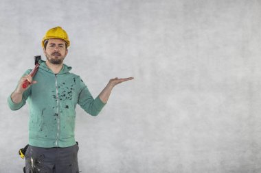 elinde bir çekiç ile inşaat işçisi, constructi kavramı