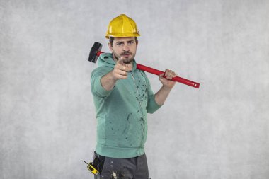 elinde bir çekiç ile inşaat işçisi, constructi kavramı