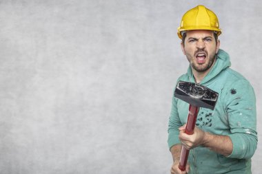 elinde bir çekiç ile inşaat işçisi, constructi kavramı