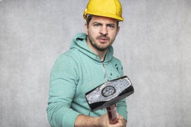 elinde bir çekiç ile inşaat işçisi, constructi kavramı