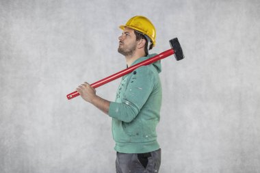 elinde bir çekiç ile inşaat işçisi, constructi kavramı