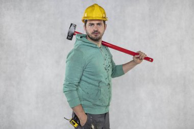 elinde bir çekiç ile inşaat işçisi, constructi kavramı