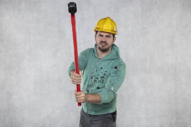 elinde bir çekiç ile inşaat işçisi, constructi kavramı