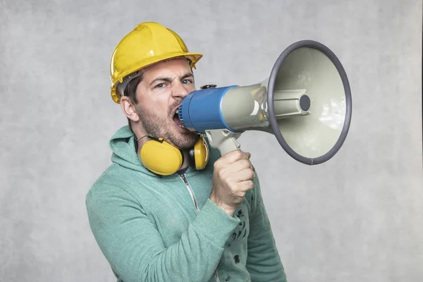 Stavební pracovník má v rukou megafon, konc — Stock fotografie