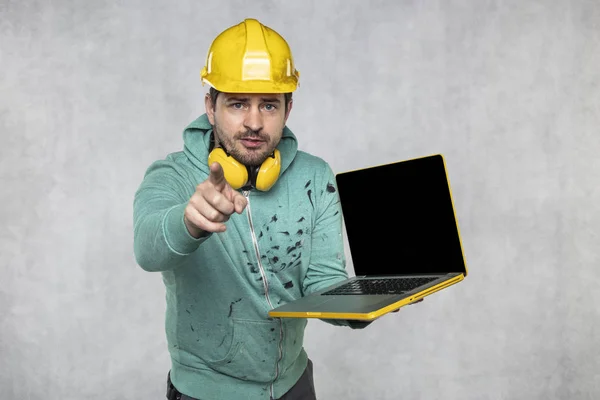 Modern gebouw supervisor houdt de computer in zijn handen, Tech — Stockfoto