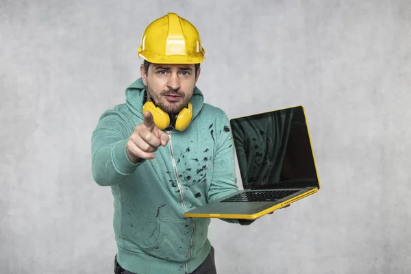 현대 건물 감독자는 자신의 손에 컴퓨터를 유지, 기술 — 스톡 사진
