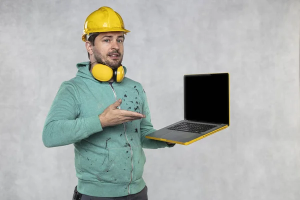 Modern gebouw supervisor houdt de computer in zijn handen, Tech — Stockfoto