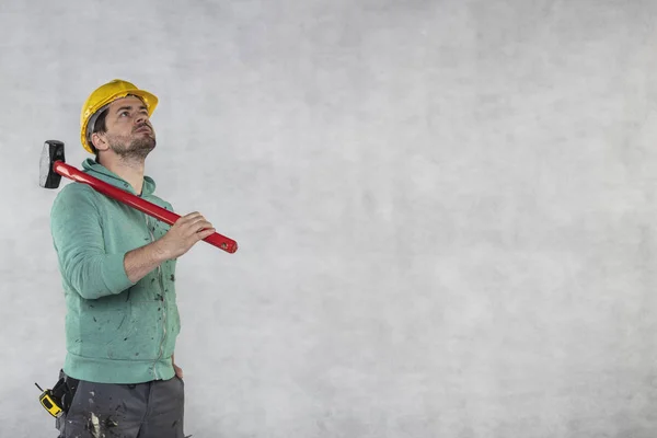 Bouwvakker met een hamer in de hand, concept van constructie — Stockfoto
