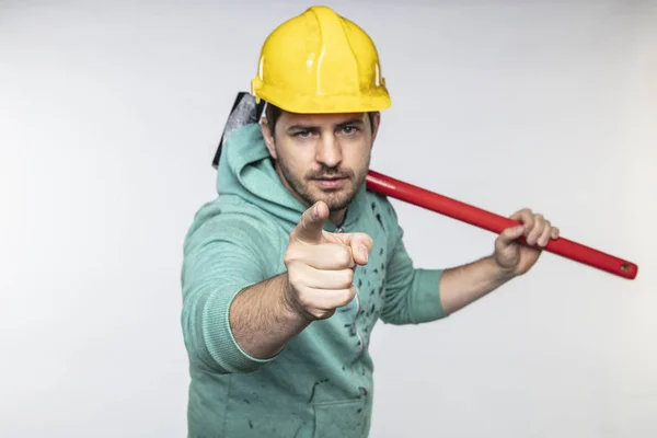 Bouwvakker met een hamer in de hand, concept van constructie — Stockfoto