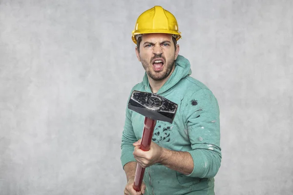 Bouwvakker met een hamer in de hand, concept van constructie — Stockfoto