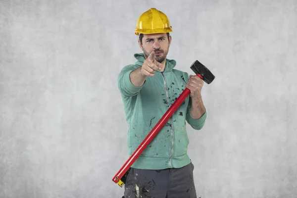 Stavební pracovník s kladivem v ruce, koncept constructi — Stock fotografie