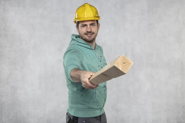 건설 노동자는 그의 손에 보드의 조각을 들고, — 스톡 사진