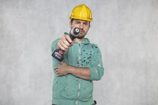 건설 노동자는 그의 한에 전기 드라이버를 보유하고 — 스톡 사진