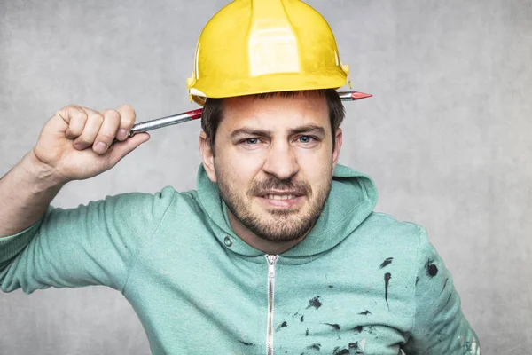 Stavební pracovník s hřebíkem v hlavě, nehoda během ffline — Stock fotografie