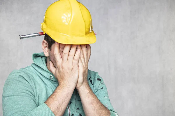 Construction worker with a nail in his head, accident during wor — Stock Photo, Image
