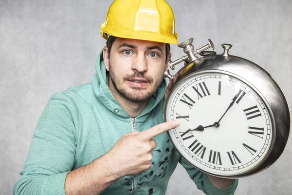 Концепция времени в вопросах строительства, строителя и часов — стоковое фото