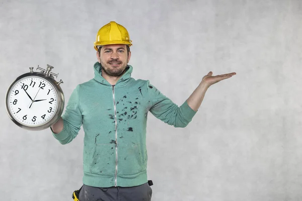 Conceito de tempo em matéria de construção, construtor e relógio — Fotografia de Stock