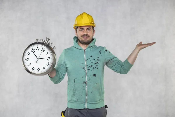 Conceito de tempo em matéria de construção, construtor e relógio — Fotografia de Stock