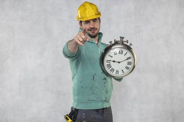 Conceito de tempo em matéria de construção, construtor e relógio — Fotografia de Stock