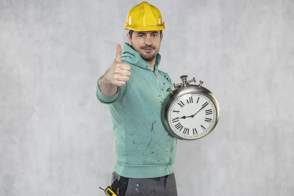 Conceito de tempo em matéria de construção, construtor e relógio — Fotografia de Stock