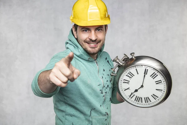 Conceito de tempo em matéria de construção, construtor e relógio — Fotografia de Stock