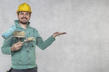 memnun ressam el üzerinde kopya alanı gösterir, boyama aracı