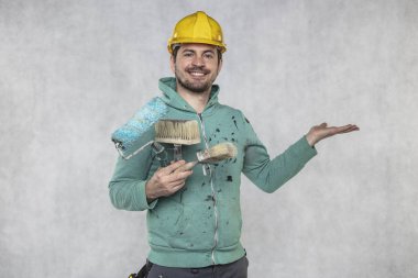 memnun ressam elin üzerinde kopya alanı gösterir