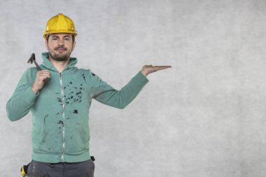 inşaat işçisi elinde bir iş aracı tutar, bir crowba