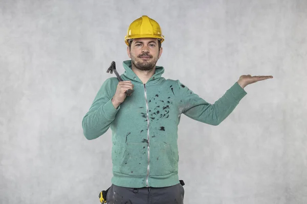 Stavební pracovník má v rukou pracovní nástroj, crowbu — Stock fotografie