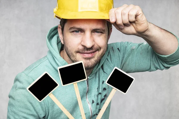 칠판을 들고 있는 건설 노동자 — 스톡 사진