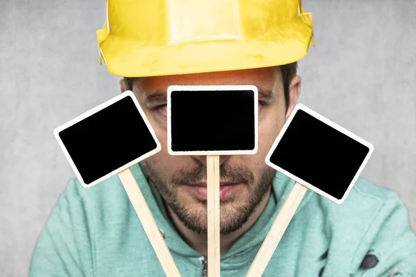 칠판을 들고 있는 건설 노동자 — 스톡 사진