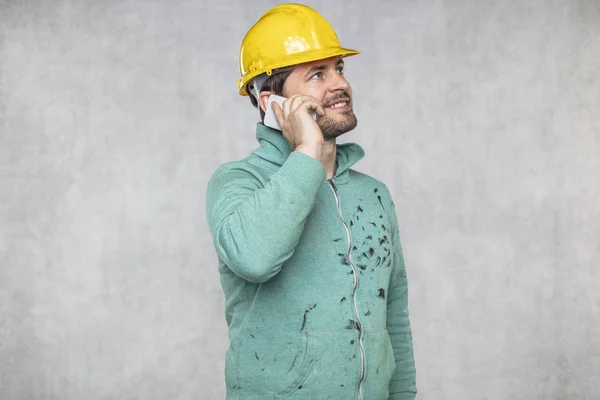 Spokojený vedoucí stavby hovor na telefonu — Stock fotografie