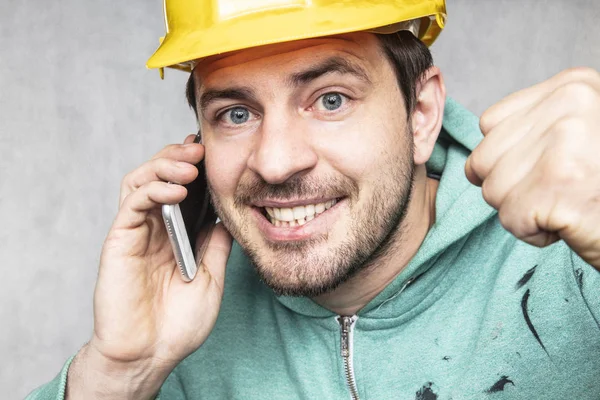Stavební investor se při telefonickém jednání těší úspěchu — Stock fotografie