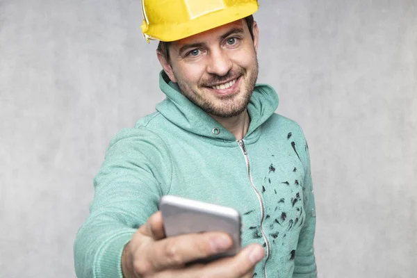 Construction engineer gives the phone to you — Stock Photo, Image