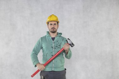 inşaat işçisi demolitio için hazır bir çekiç tutuyor