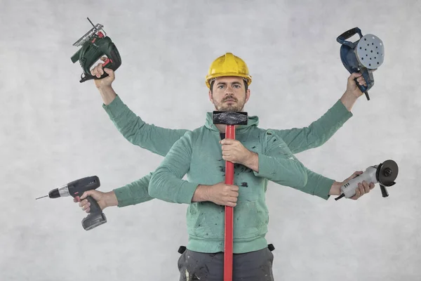 Multitasking stavební pracovník připravený pro stavební práce — Stock fotografie