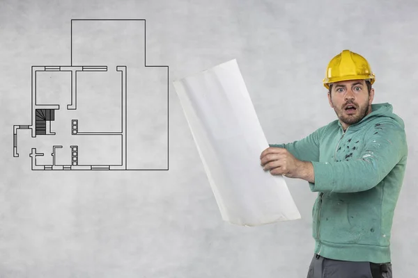 De bouwkundig ingenieur kijkt naar het appartement plannen — Stockfoto