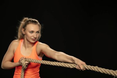 atletik kız kalın bir ip ile egzersiz