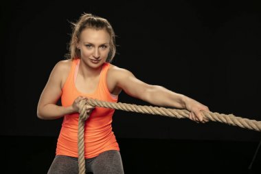 atletik kız kalın bir ip ile egzersiz
