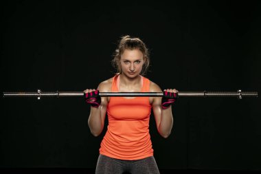 barbells ile atletik bir kız trenler