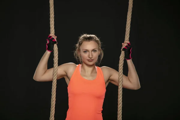 Atletik kız kalın bir ip ile egzersiz — Stok fotoğraf