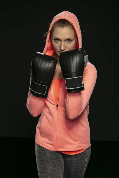 Joven hermosa chica se está preparando para el entrenamiento de boxeo — Foto de Stock